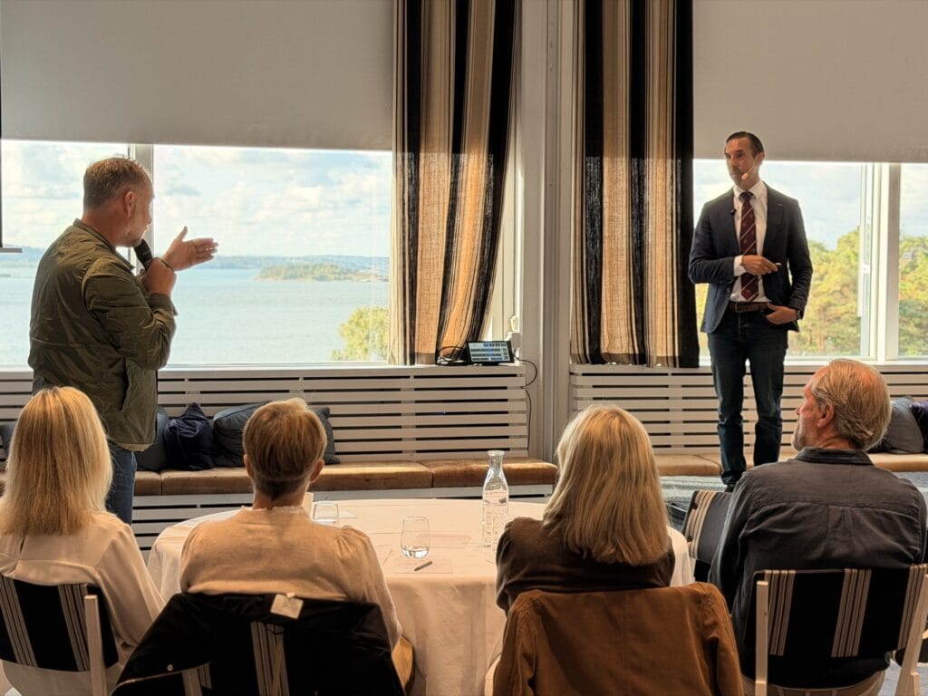 Deltagare ställer frågor till Markus Abrahamsson under frågestunden på Business Region Göteborgs Utvecklingsdagar i Stenungsund