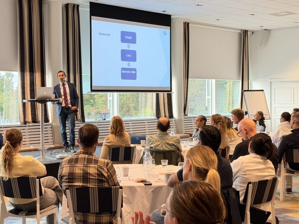 Fullsatt sal när Markus Abrahamsson går igenom den klassiska köpresan via Google under Business Region Göteborgs Utvecklingsdagar på Stenungsbaden Yacht Club