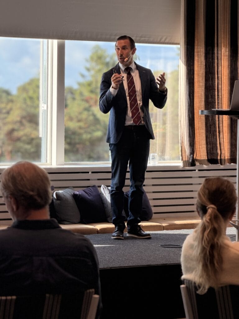 Markus Abrahamsson, föreläsare inom AI och den nya köpresan, under Business Region Göteborgs Utvecklingsdagar på Stenungsbaden Yacht Club