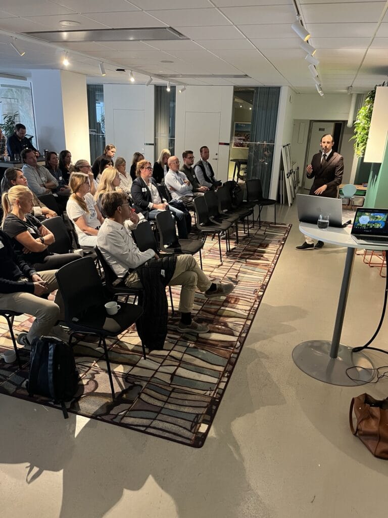 Markus Abrahamsson föreläser om AI-sök för deltagarna i Business Region Göteborgs Tillväxtprogram på International House Gothenburg