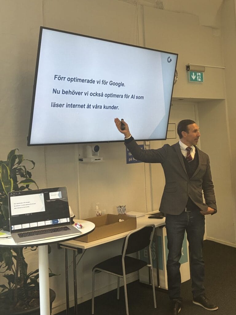 Markus Abrahamsson föreläser om att optimera för AI-sök under Driva-workshoppen på YESBOX