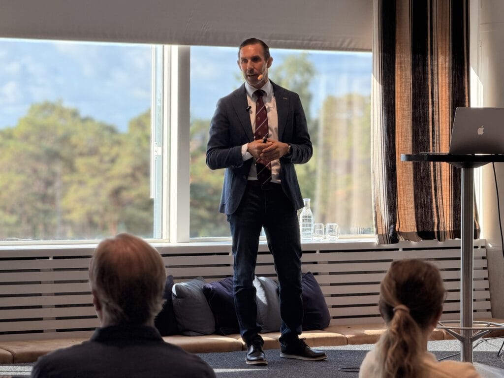 Markus Abrahamsson talar om AI och den nya köpresan från scenen under Business Region Göteborgs Utvecklingsdagar den 21 augusti 2026